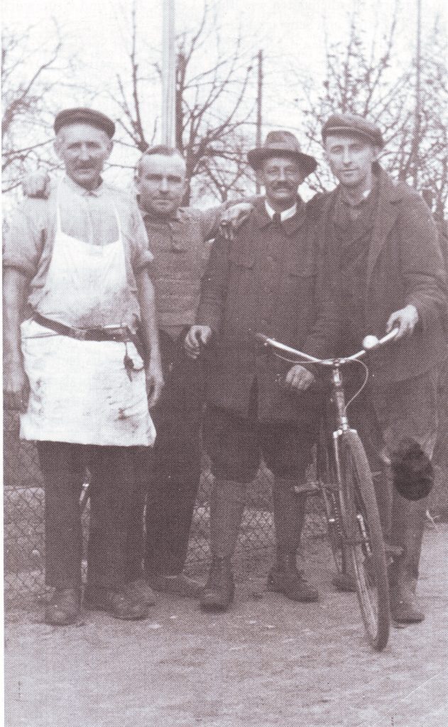 Von links nach rechts: Hartwig Harders, seine Freunde Schenkenberg und Böttcher und sein Sohn Heinrich