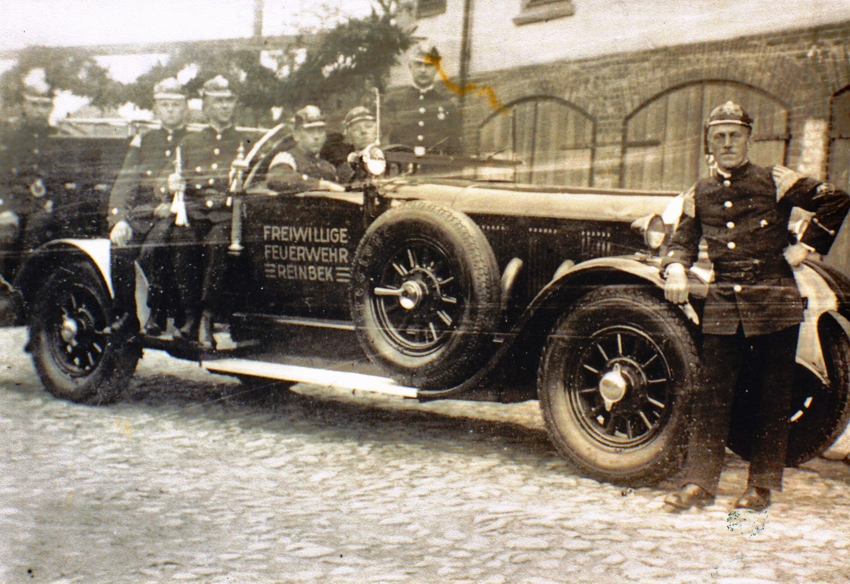 Der PKW der Freiwilligen Feuerwehr Reinbek am Feuerschutztag 1933