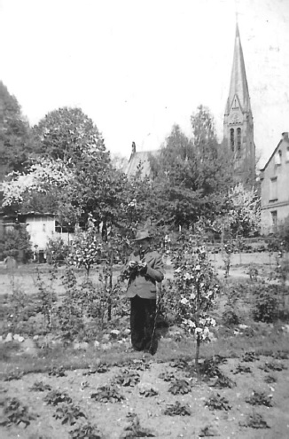 Der Garten in der Parkallee. Im Hintergrund: Die Maria-Magdalenen-Kirche.