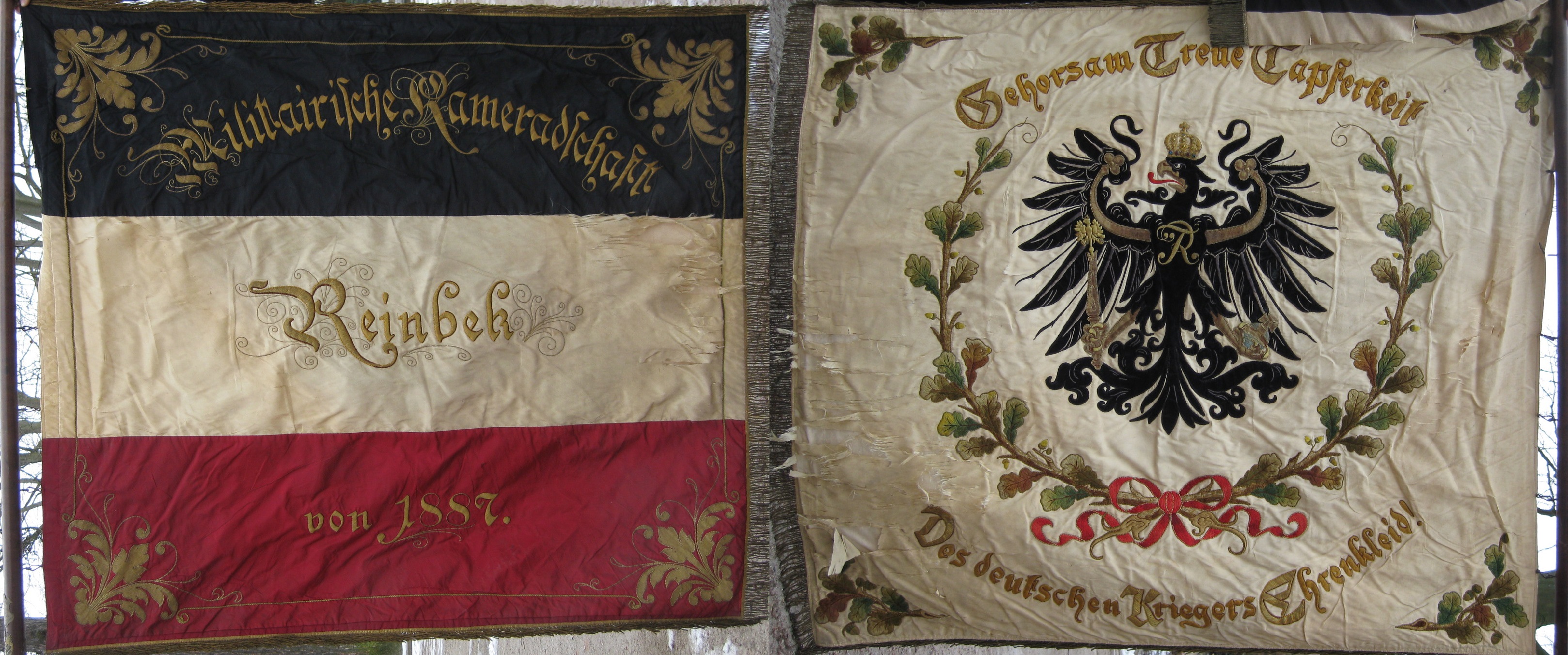 Vorderseite: "Militairische Kameradschaft Reinbek 1887". Rückseite: "Gehorsam Treue Tapferkeit Des deutschen Kriegers Ehrenkleid" 